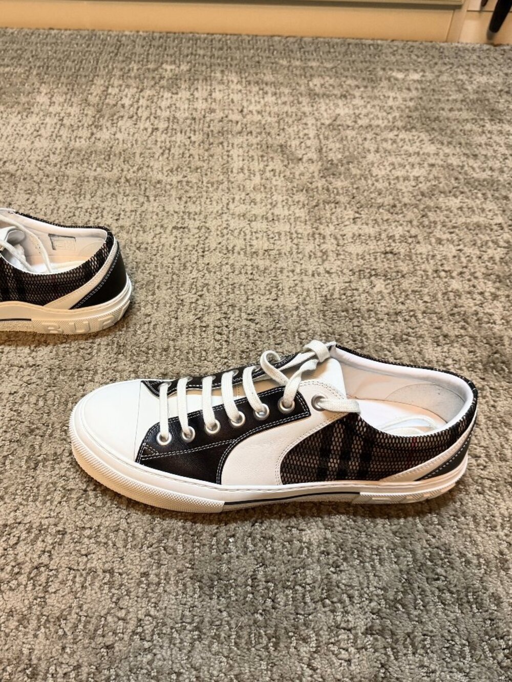 Burberry Low Top Sneaker - Rubber Sole - Size 44 - Picture 5 of 15